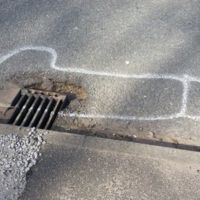 El ingenio mexicano ha sido rebasado: Dibujan penes en los baches de Inglaterra