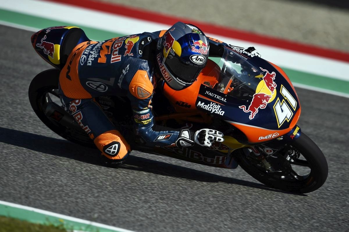 Brad Binder se impone en el desmadre de rebufos. Tercera victoria consecutiva, con Navarro y Fenati KO
