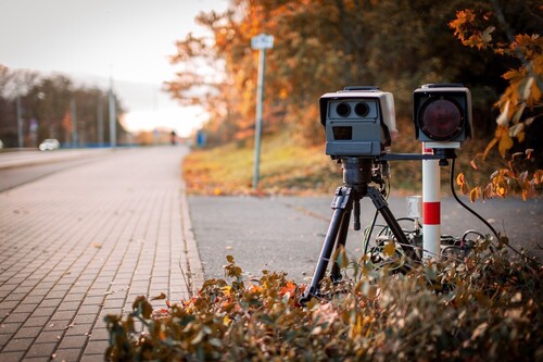 Así funciona la 'Tolerancia 7', el método para conocer la velocidad real de los radares de la DGT y evitar multas en moto