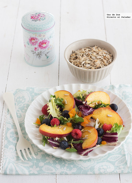 Ensalada con fruta fresca, pipas y orejones. Receta