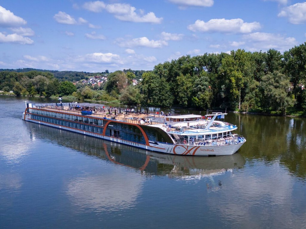 El mayor crucero fluvial de Europa está a punto de zarpar. Hay un pequeño problema: el Danubio se está secando y  los barcos no pueden navegar
