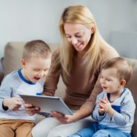 El Gobierno prepara una prestación para los padres sin opción de teletrabajo que deben cuidar de sus hijos