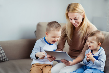 El Gobierno prepara una prestación para los padres sin opción de teletrabajo que deben cuidar de sus hijos