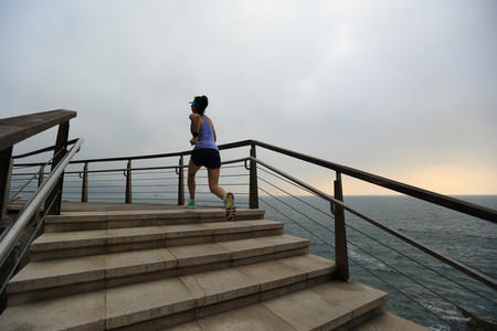 Los estiramientos que no pueden faltarte después de una sesión de running (reto 10 kilómetros)