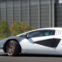 ¡Música para los oídos! El Lamborghini Countach LPI 800-4 se deja oír por primera vez en este vídeo, y suena tremendo