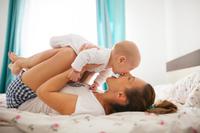 Los padres españoles somos los más besucones por las mañanas 