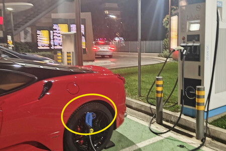 Ferrari Cargando En Lugar De Auto Electrico
