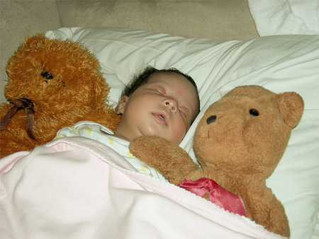 El peligro de los peluches y las protecciones en la cuna del bebé