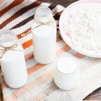 Llevamos años creyendo que el yogur era el mejor probiótico. La ciencia está coronando ahora al kéfir 