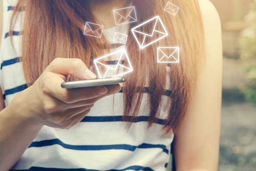 No seas la madre pesada del WhatsApp: 11 cosas que definitivamente no deberías hacer en el grupo del cole