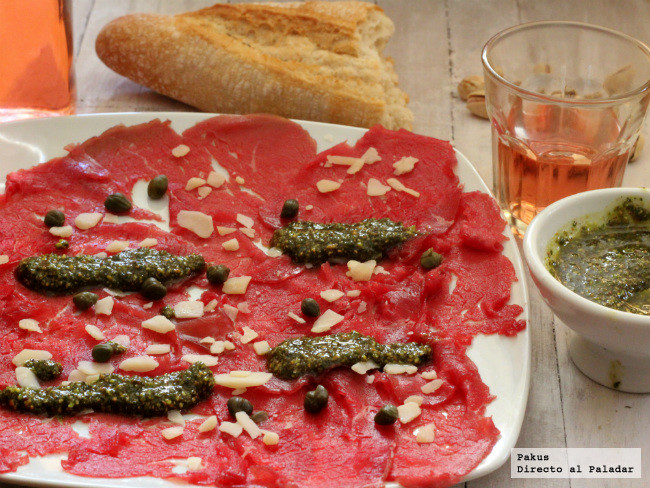 Carpaccio condimentado con pesto de pistachos. Receta