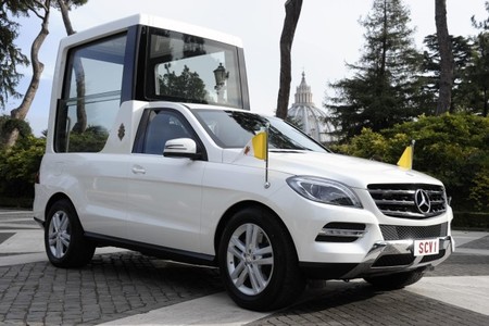 Mercedes entrega al Papa su nuevo Papamóvil