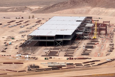 La próxima gigafactoría de Tesla amenaza con dejar el coste de las baterías en 80 euros por kWh
