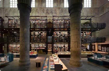 LibrerÃa en iglesia