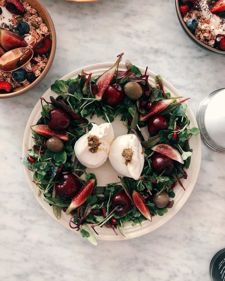11 ideas para convertir tus ensaladas y aperitivos en originales coronas de Navidad estas fiestas (y no puede ser más fácil)