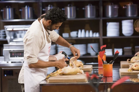 ¿Cómo cocinar una serpiente? La prueba más difícil de MasterChef Celebrity se lleva a uno de los aspirantes que mejor cocinaba
