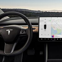 Cada vez hay más fabricantes huyendo de CarPlay. Y el que nunca lo integró quiere hacerlo, según Gurman: Tesla