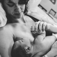 Lo que pasa entre la madre y el bebé los primeros minutos tras el parto deja una huella imborrable. La neurociencia lo demuestra. 