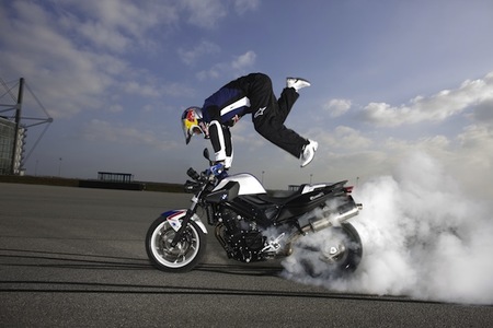 Un motorista denuncia a BMW porque el asiento de su moto le provocó una erección de ¡20 meses!