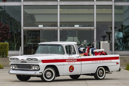 Honda cumple 60 años en Estados Unidos y para festejarlo, restauró ¡una pickup Chevrolet clásica!