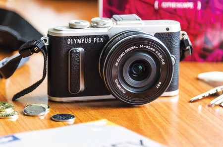 Olympus PEN E-PL8, Sony A7 III, Canon EOS 4000D y más cámaras, objetivos y accesorios en oferta: Llega Cazando Gangas