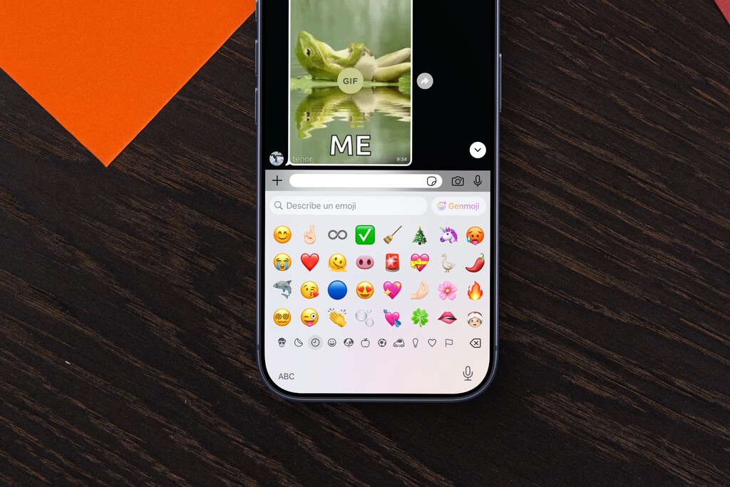 El fin del mensaje seco: el emoji ya es el único salvoconducto para que un "vale" no parezca hostil en WhatsApp