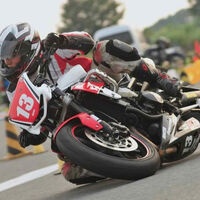 Alguien ha convertido sacarse el carnet de moto en un pequeño mundial de MotoGP. Acaba de ganarlo un español