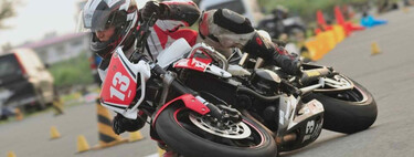 A los españoles solo nos faltaba un título en motos: el de Motogymkhana. Lo acabamos de hacer, y es como un MotoGP de sacarse el carnet de moto pero a lo bestia 