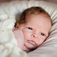 ¿Por qué los bebés tienen los ojos grises?