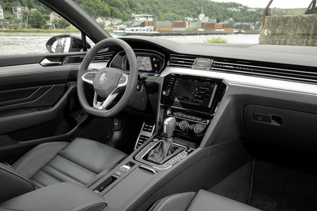 Volkswagen Passat R Line Performance 2020 interior