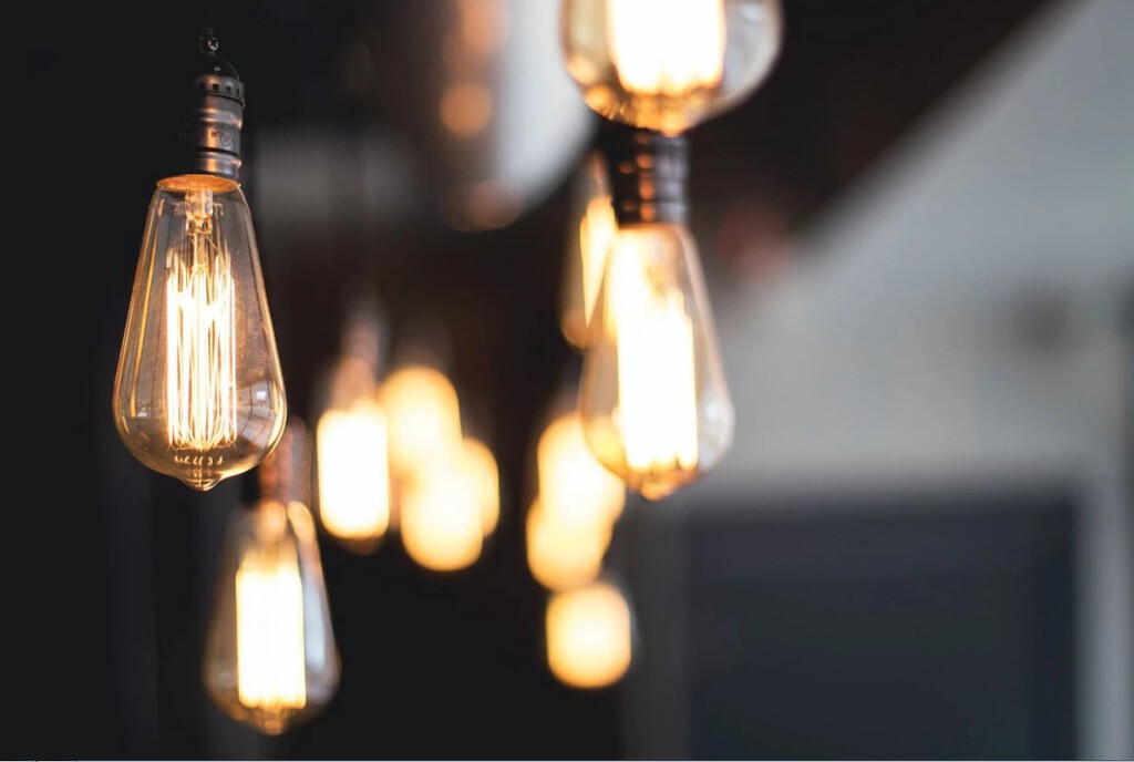 Mi compañía eléctrica quiere revisar el precio que pago en mi tarifa: así es como tiene que informarnos, según la CNMC 