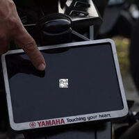 La matrícula "más pequeña del mundo" es como una uña, y la vacilada le ha acabado saliendo cara a este motorista