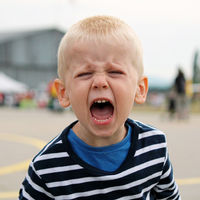 Mi hijo sale muy irascible del colegio: cómo ayudar a los niños que parecen "explotar" al salir de clase