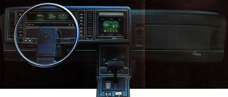 ¿Presumiendo de pantalla táctil? ¡Pero si eso ya lo llevaba el Buick Riviera de 1986!
