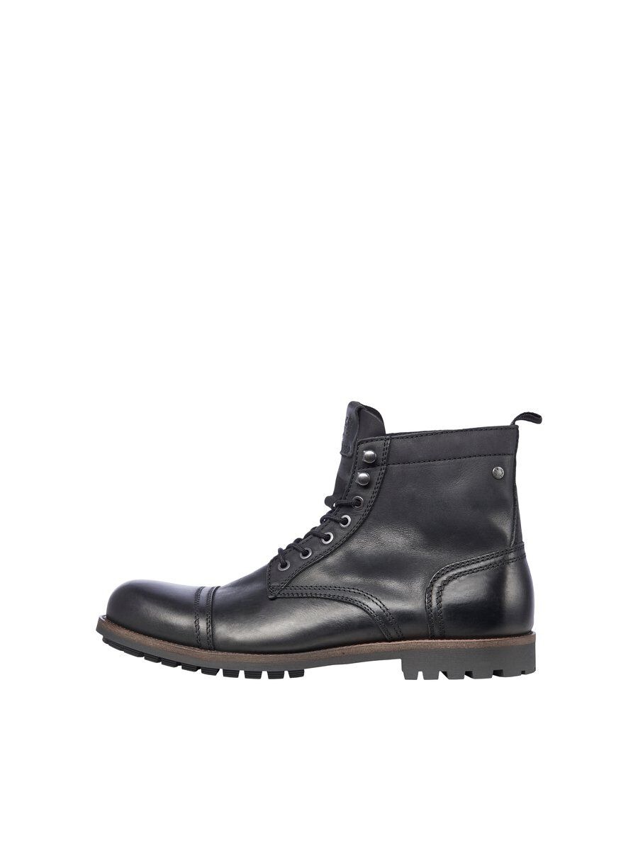 - Botas negras de piel
- Forro de piel y suela con paneles de goma
- Diseño con cordones
- Suela de goma para más flexibilidad
- Diseño de caña alta, ideal para el invierno