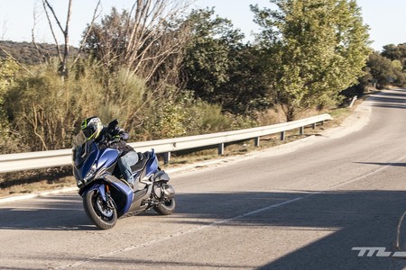 Sí, se puede adelantar por la derecha con la moto, pero solo en contadas excepciones