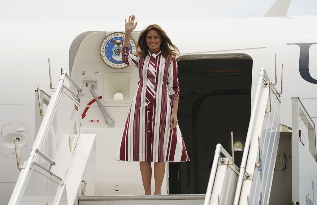 Melania Trump llega a Ghana luciendo un vestido de Céline de más de 1.700 euros