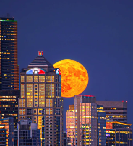 Nascer da Lua Dourada sobre Seattle por AJ Smadi