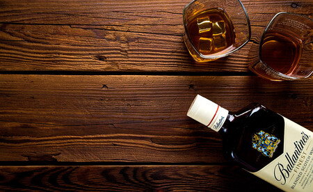 Alcohol botella de whisky Ballantine's
