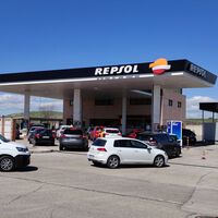 Adiós a los descuentos directos de las gasolineras: por ahora sólo Repsol mantendrá bonificaciones, y tienen letra pequeña