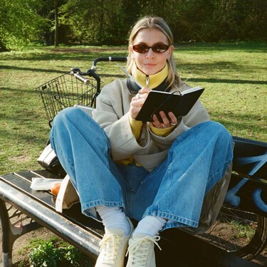 Las nuevas Nike en color ceniza que llevan las amantes del minimalismo cuando van al gimnasio 