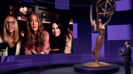 Virtual Friends: Lisa Kudrow, Courteney Cox y Jennifer Aniston pidieron un Glovo a 'Central Perk' y vieron los premios Emmy 2020 juntas