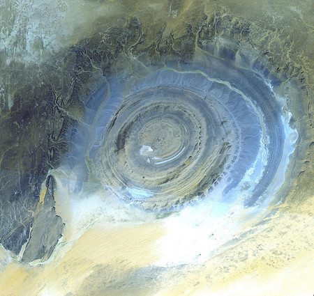 ¿Cuál fue el accidente geológico más grande descubierto desde el espacio?