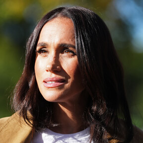 Meghan Markle confirma el regreso de los pantalones pitillo negros: las propuestas de Mango, Zara y más que alargan las piernas 