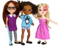 Una compañía diseña muñecas que tienen cicatrices y usan audífonos