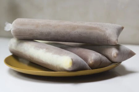 Cómo hacer bolis de galleta Oreo. Ideales para saciar tu antojo de un postre helado.