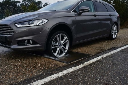 ¿Quieres saber cuando vas a caer en un bache? Una tecnología de Ford te lo podrá decir