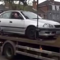 No, no es buena idea intentar bajar tu coche de una grúa, como demuestra éste vídeo