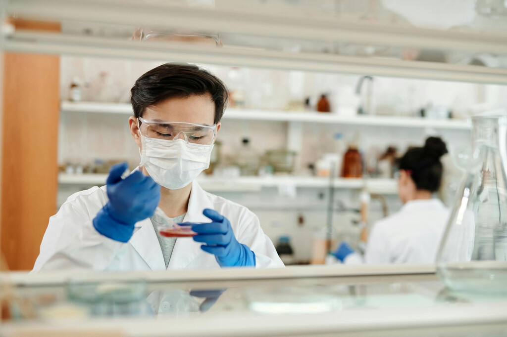 China no tiene rival en baterías y paneles solares. Ya está lista para arrasar también a las farmacéuticas occidentales