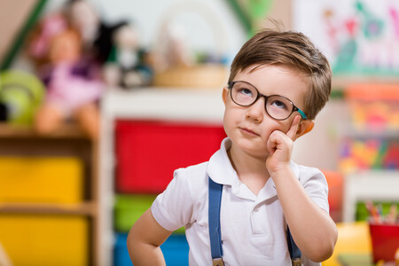 Jugar a profesores y alumnos: los nueve grandes beneficios para los niños de este divertido juego simbólico